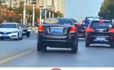 小姐姐踩油门手刹图片,小姐姐驾驭技巧大揭秘