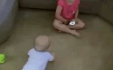 外国小姐姐逗中国小孩玩,跨国友谊瞬间升温